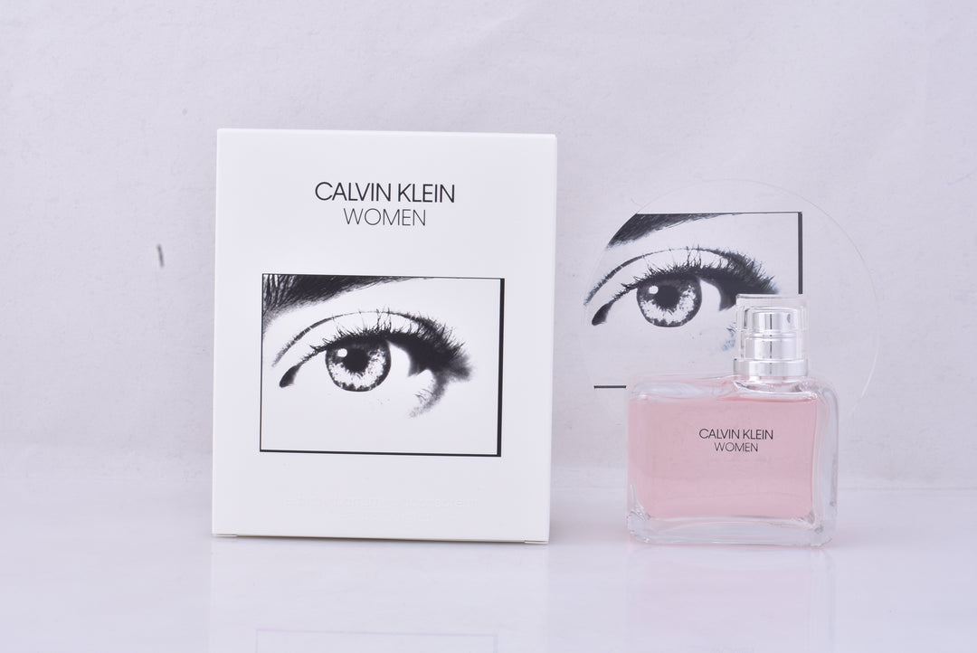 100 ml clear bottle of floral-wood Eau de Parfum, minimalist packaging