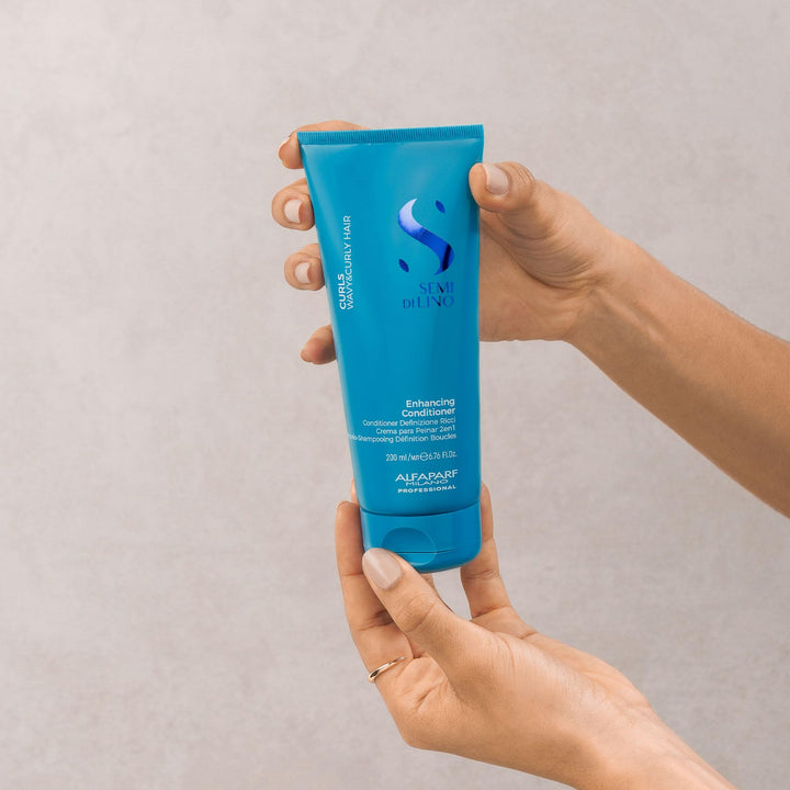 200 ml bottle of Semi di Lino curl‑enhancing conditioner for women, lightweight formula