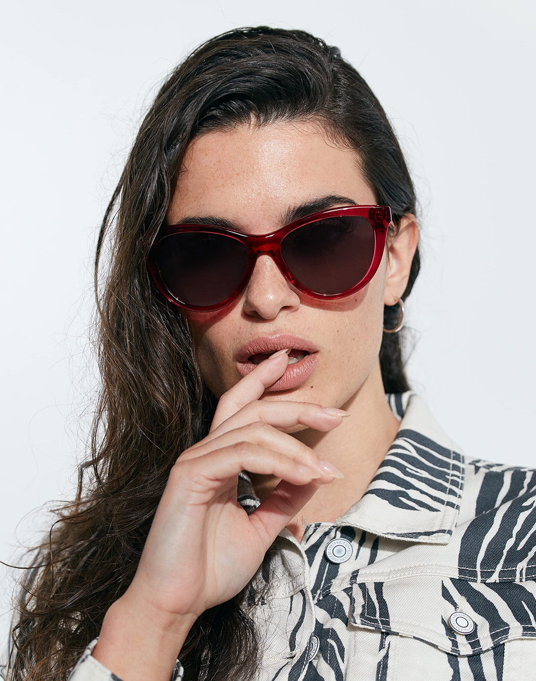 Unisex cat‑eye sunglasses in translucent cherry acetate with grey‑to‑pink gradient lenses