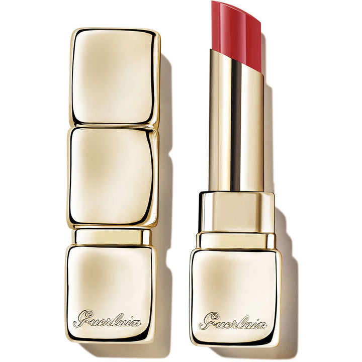 Fuchsia-tinted 3.2 g hydrating lip balm in stick form, glossy finish